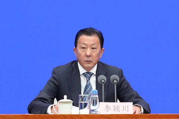 此次训练国米阵容齐整，除了受伤的帕瓦尔、邓弗里斯和德弗里之外，所有人都参加了合练。